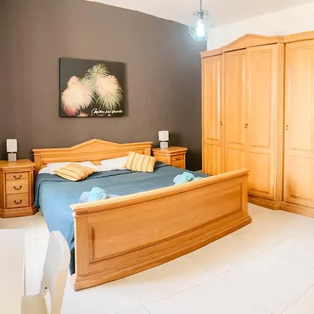 Apartment Xl - Sleeps 10 People *