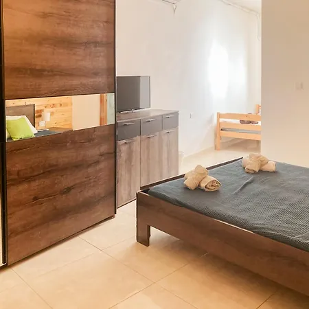 Xl - Sleeps 10 People Apartment Pietà