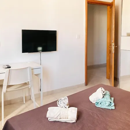 Xl - Sleeps 10 People Pietà